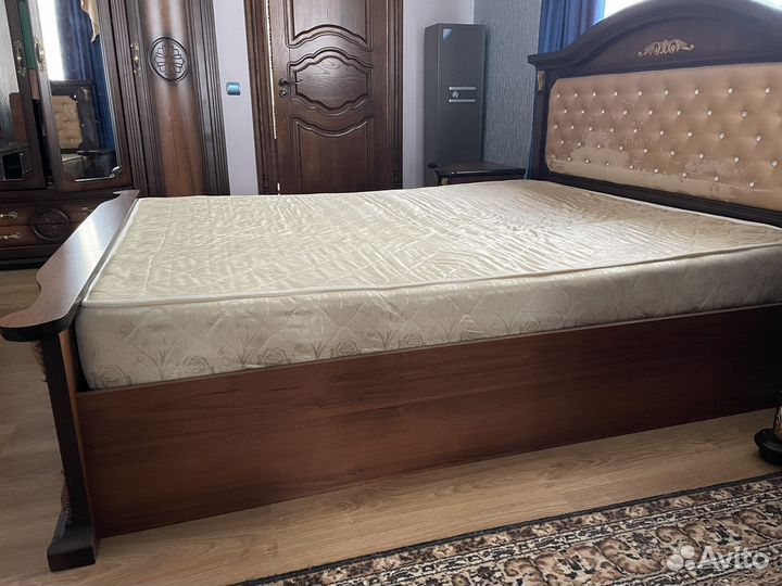 Кровать двухспальная с матрасом 160 200