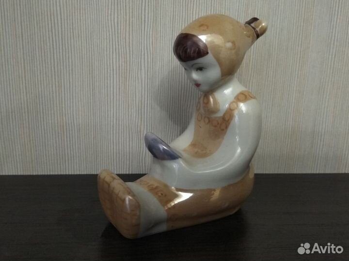 Фарфоровая статуэтка