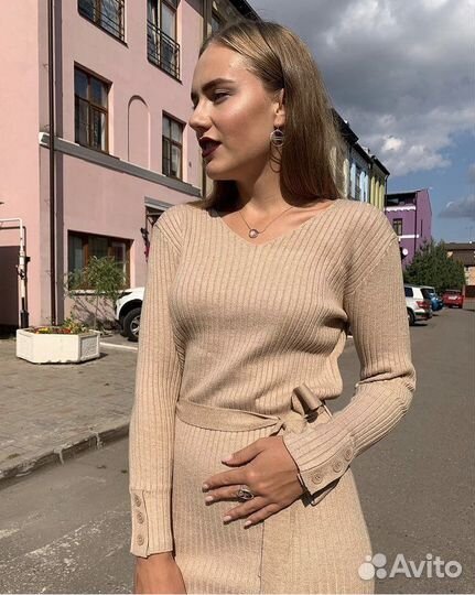 Трикотажное платье беж