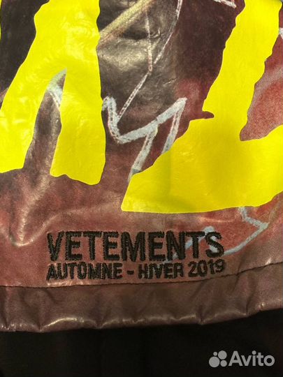 На руках Vetements Alpfa Racing bomber