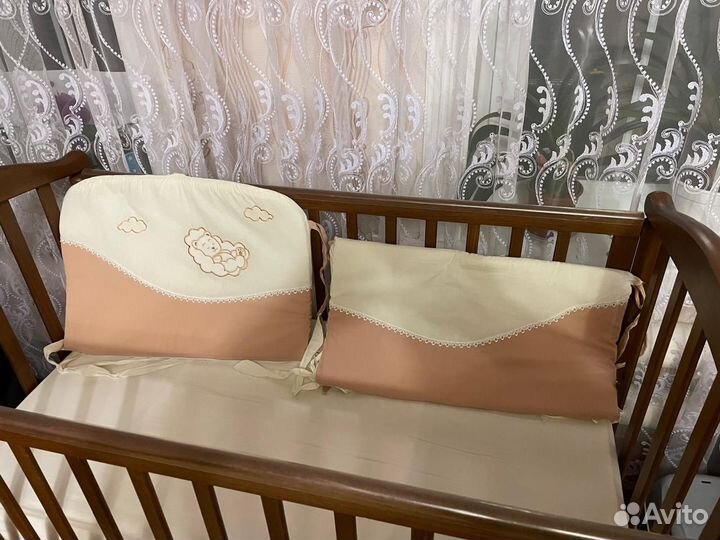 Детская кроватка с маятником и ящиком