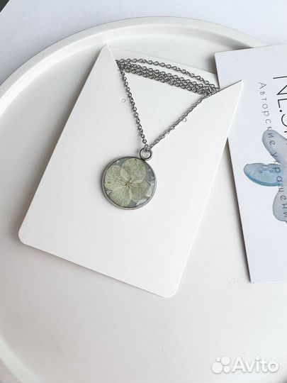 Кулон из смолы с цветами
