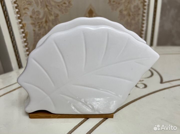 Фарфоровая салфетница