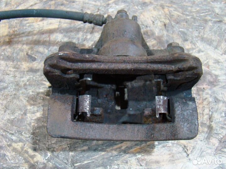 KIA Sportage 2 Суппорт тормозной задний левый