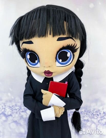 Уэнсдэй (ростовая кукла) на праздник