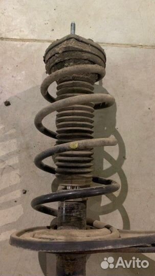 Амортизатор задний левый Toyota Camry V55 2.5 2AR