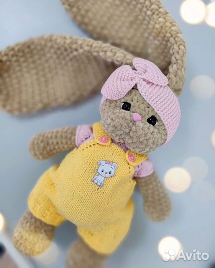 Плюшевый заяц вязаный