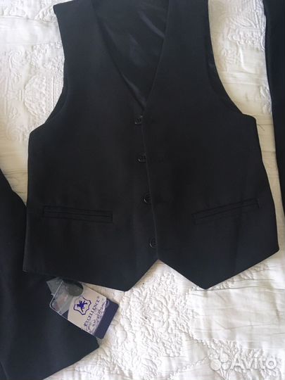 Костюм для школьника новый 122размер