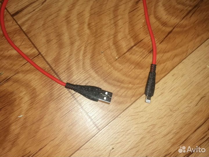 Зарядный шнур на iPhone