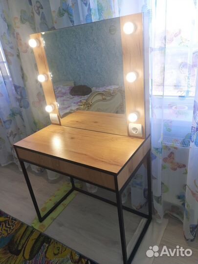 Туалетный столик с зеркалом и подсветкой б/у
