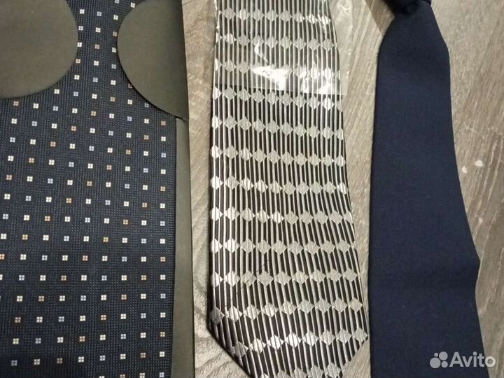 Три галстука мужских новые tailor & SON