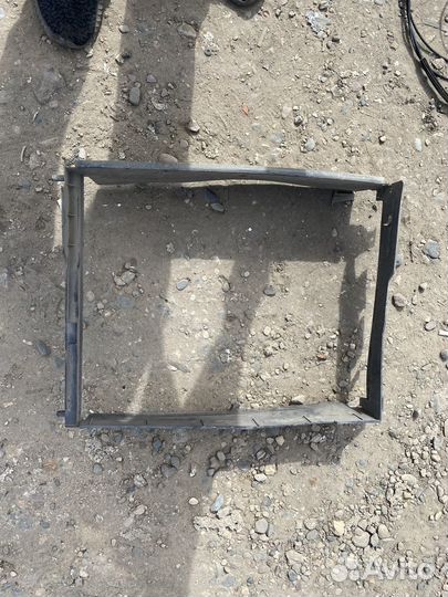 Дефлектор радиатора Рено Логан 2