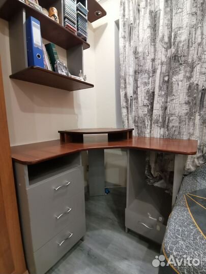 Компьютерный стол с полками и ящиками