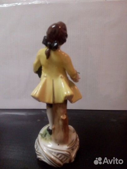 Статуэтка фарфоровая