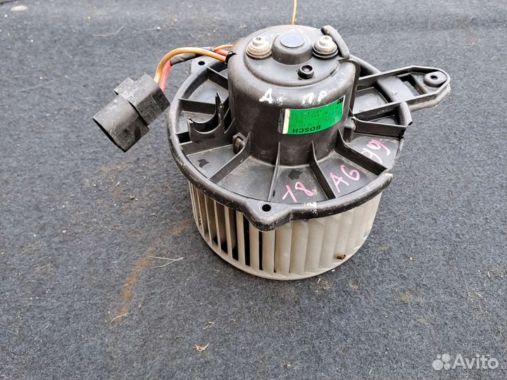 Моторчик печки Audi A6 C5. Правый руль