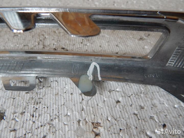 Накладка правой противотуманки x166 Mercedes GL Мо