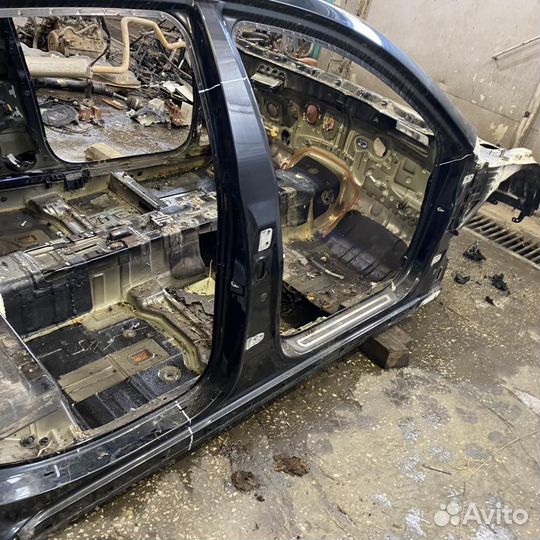 Стойка центральная правая Kia Quoris KH 2012-2016