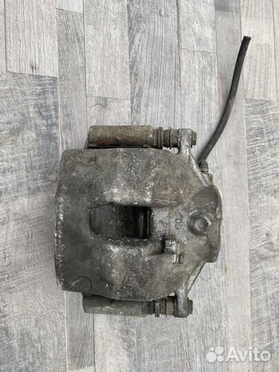 Mercedes w 204 суппорт передний левый