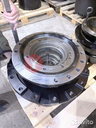 Редуктор хода Hitachi EX200-5