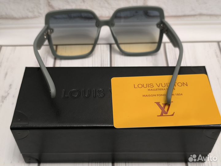 Солнцезащитные очки Louis Vuitton