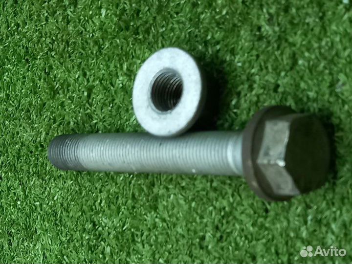 Болт подвески передний Land Rover Range Rover L322