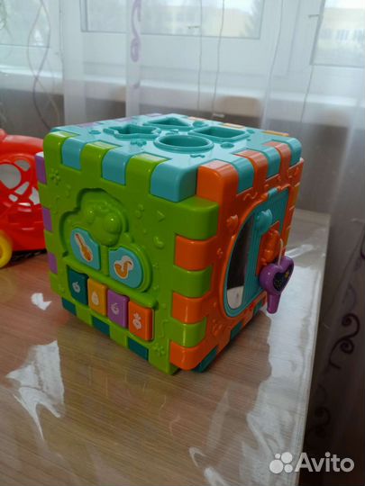 Развивающие игрушки. Кубик бизиборд