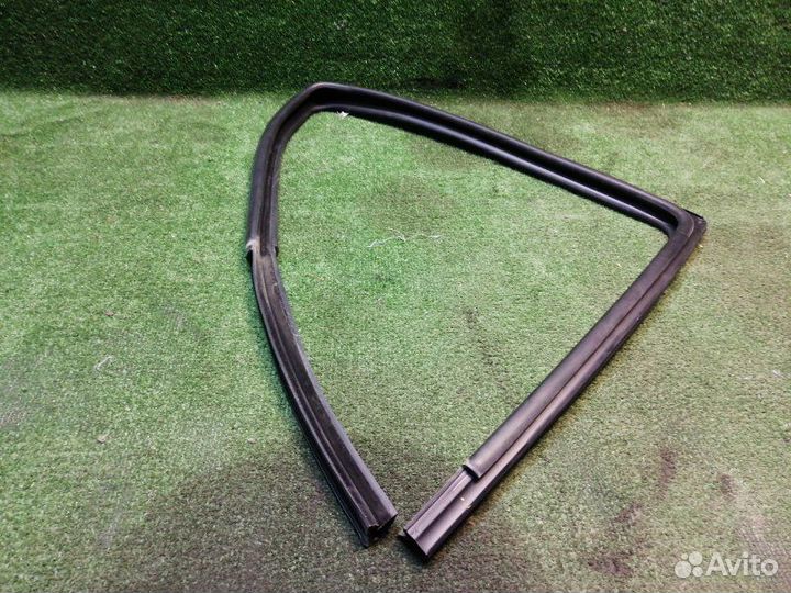 Уплотнитель стекла двери задний правый Nissan