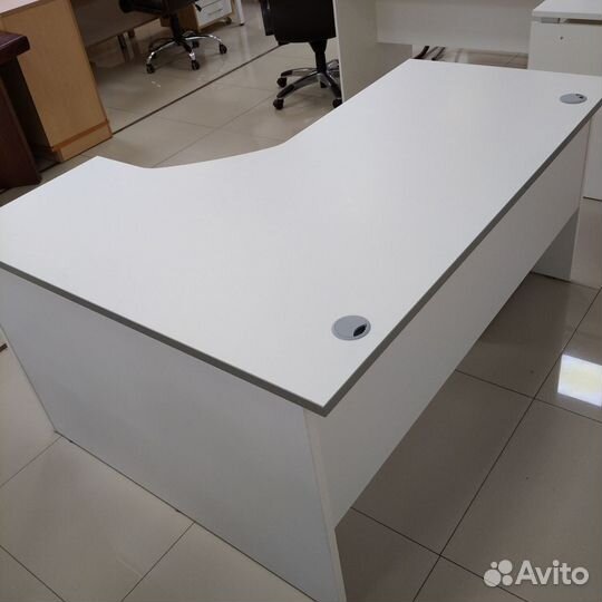 Эргономичный стол с тумбой