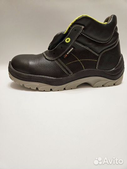 Кроссовки с металическим носом