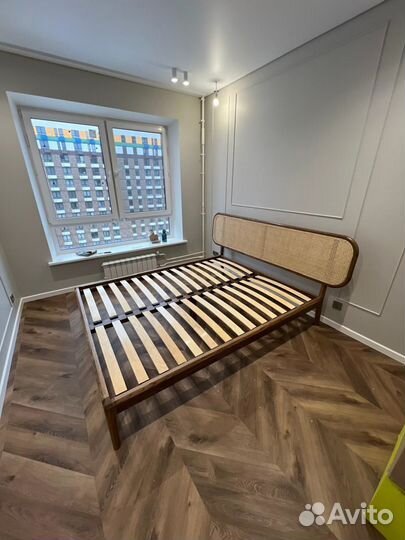 Кровать из дуба с ротангом