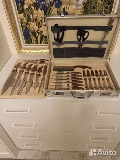 Набор ножей и столовых приборов в кейсе