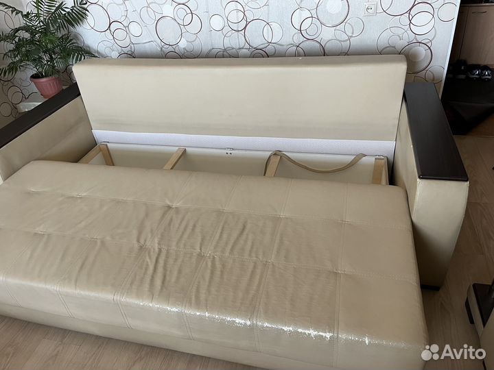 Кожаный диван