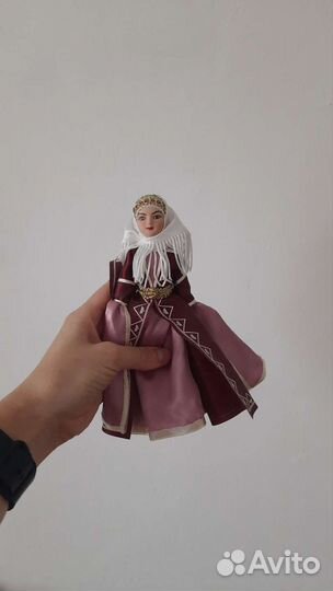 Кукла фарфоровая