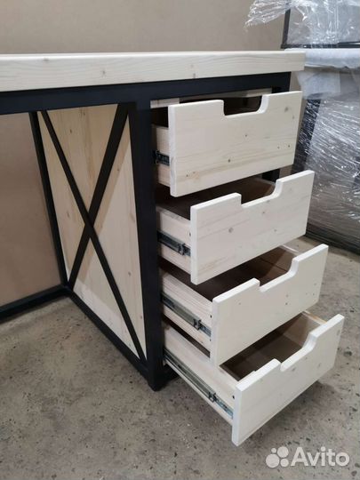 Компьютерный стол в стиле лофт