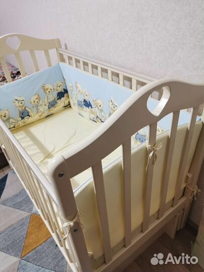 Детская кроватка с маятником и ящиком