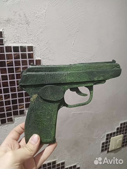 Пистолет из дерева