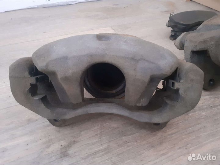 Суппорт передний на mitsubishi lancer 10