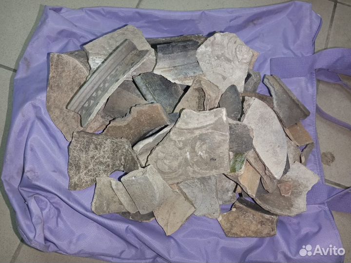 Черепки от старинной глиняной посуды