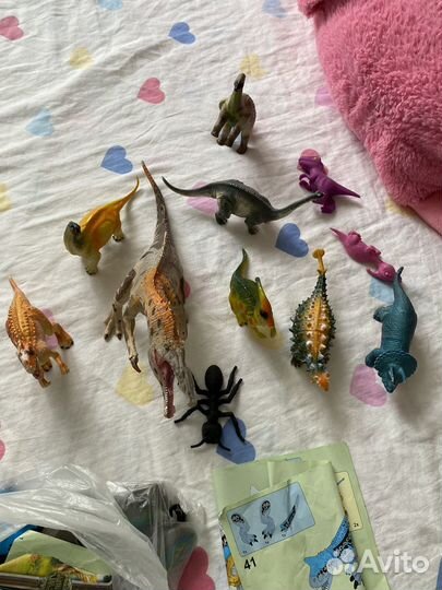 Фигурки динозавров и конструктор