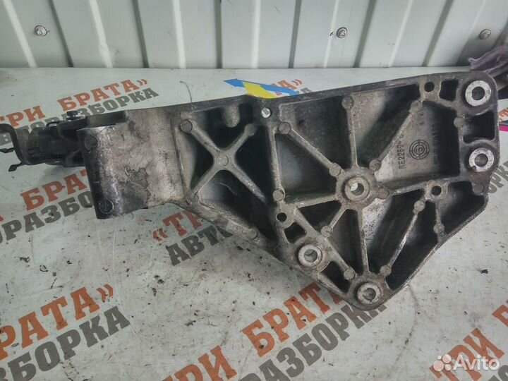 Ниссан Навара Кронштейн навесного оборудования