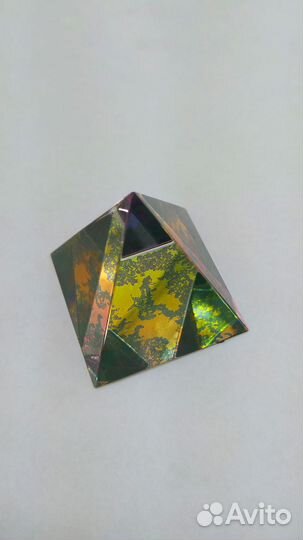 Пирамида из стекла