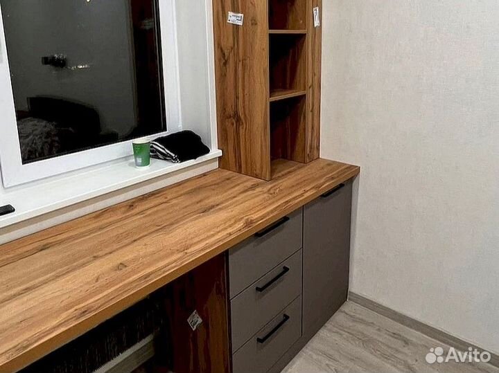 Письменный стол у окна на заказ