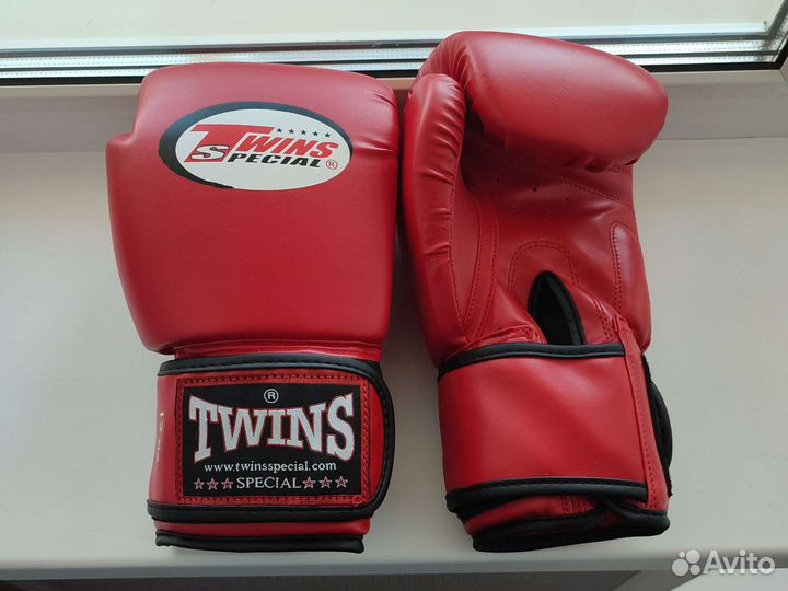 Боксерские перчатки Twins 12 oz