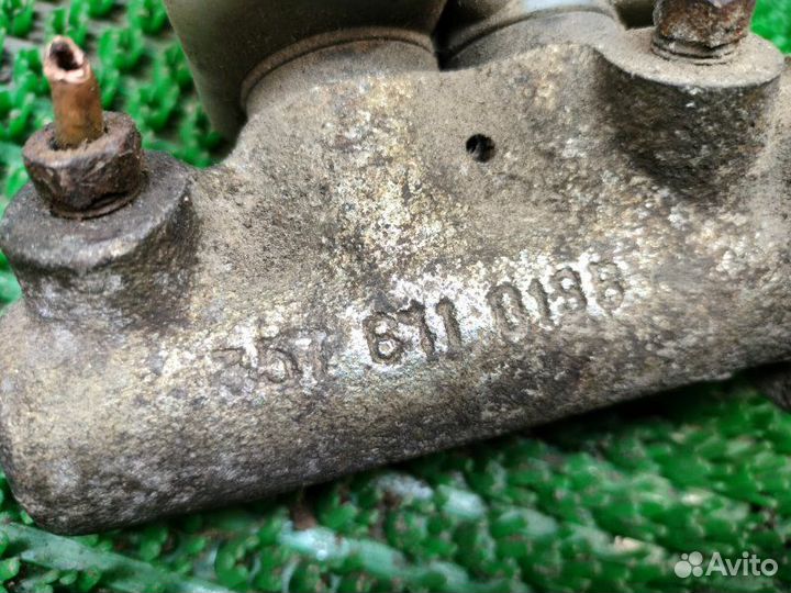 Главный тормозной цилиндр Volkswagen Passat B3 AAA