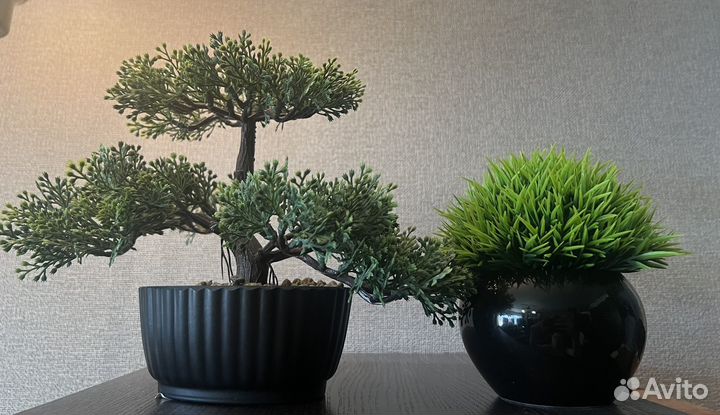 Искусственный цветок в горшке