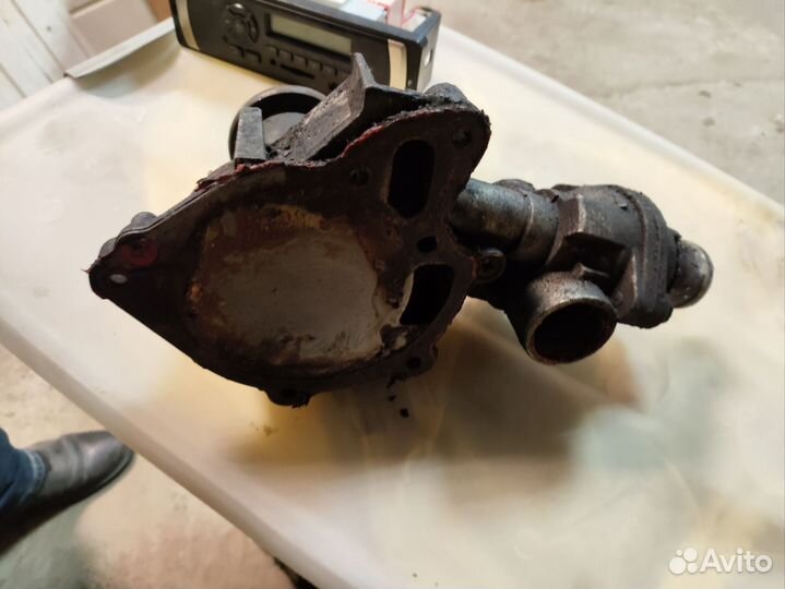 Помпа с термостатом на Хундай Н200