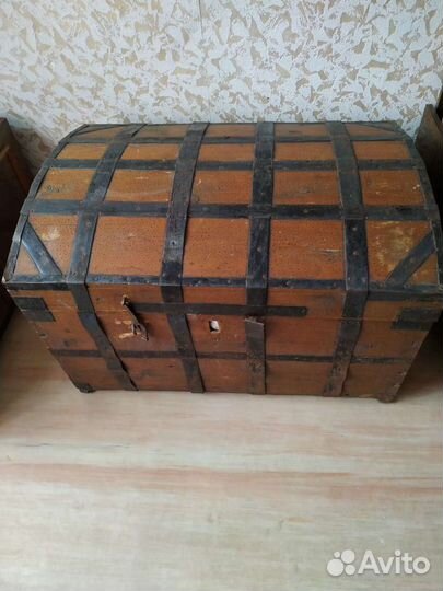 Сундук старинный