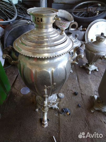 Два угольных самовара