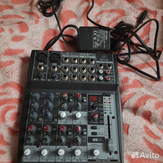 Цифровой микшерный пульт behringer