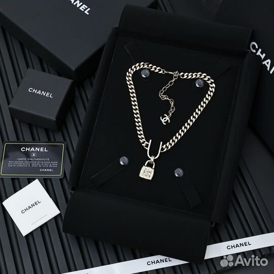 Chanel Золотая металлическая подвеска